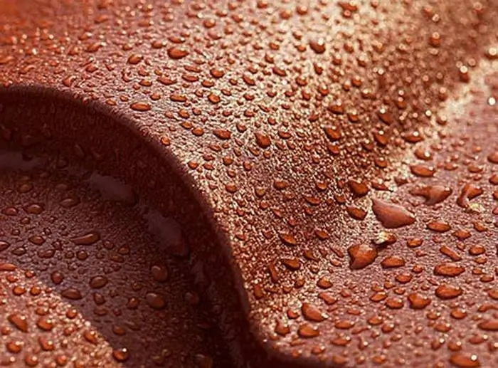 Application d'un traitement hydrofuge sur une toiture rénovée