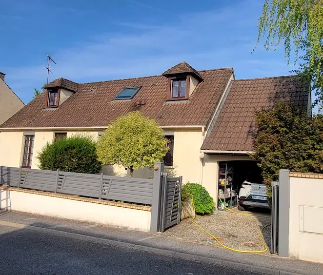 Pavillon dont la toiture en tuiles est ternie et envahie par les mousses avant intervention