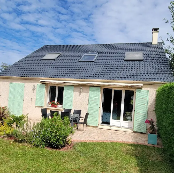 Le même pavillon terminé : façade ravalée et toiture assainie